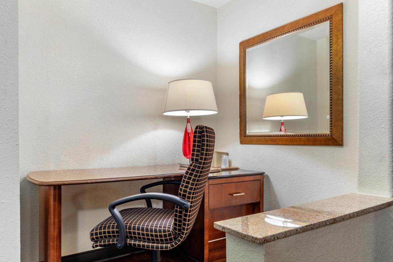 Rose City Inn & Suites Tyler Bagian luar foto