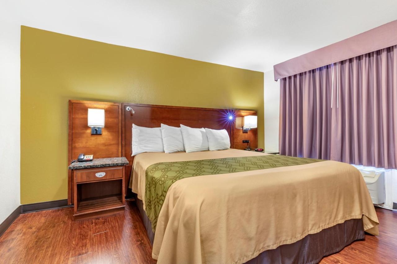 Rose City Inn & Suites Tyler Bagian luar foto
