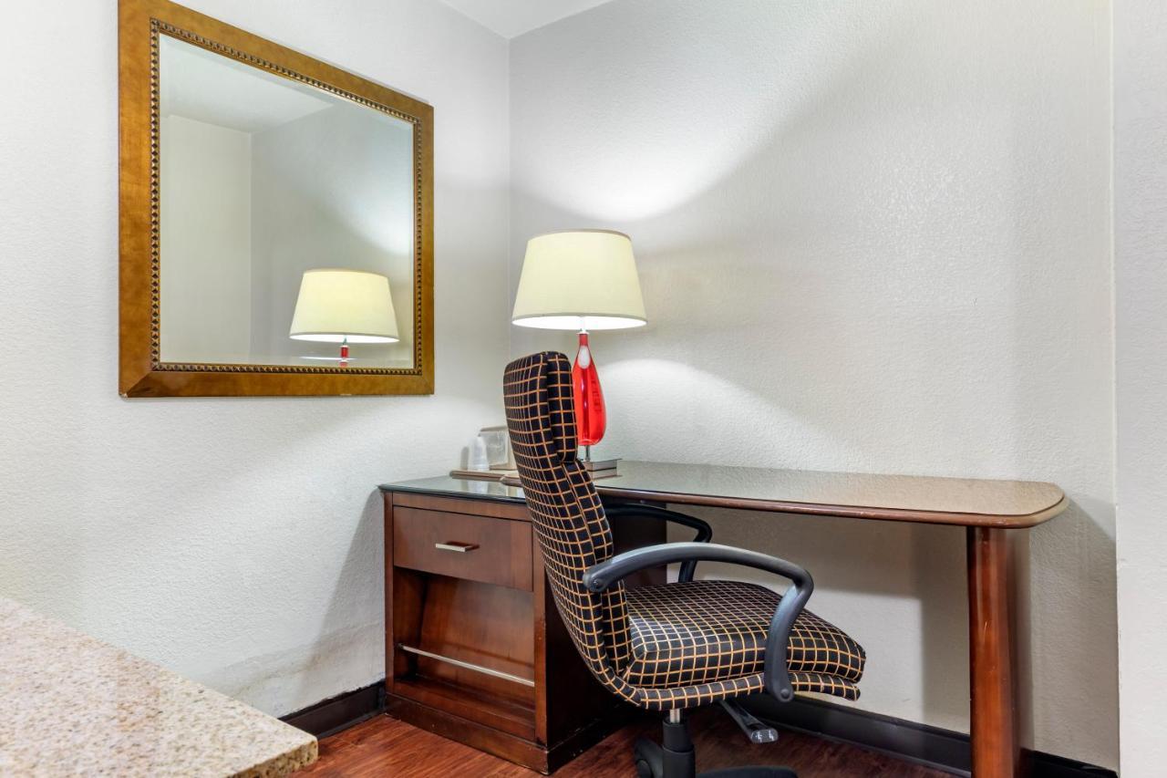 Rose City Inn & Suites Tyler Bagian luar foto