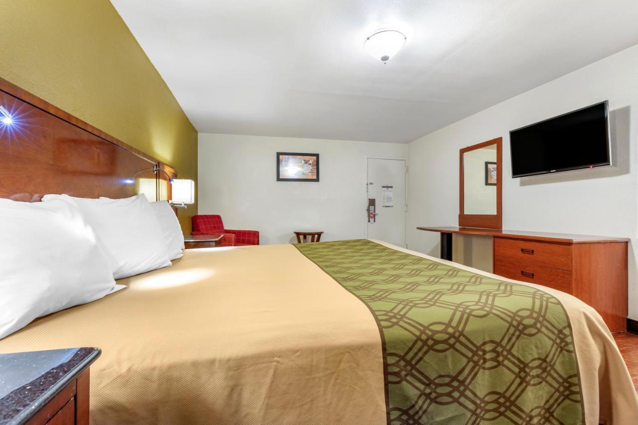Rose City Inn & Suites Tyler Bagian luar foto