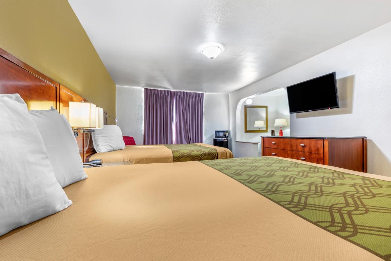 Rose City Inn & Suites Tyler Bagian luar foto
